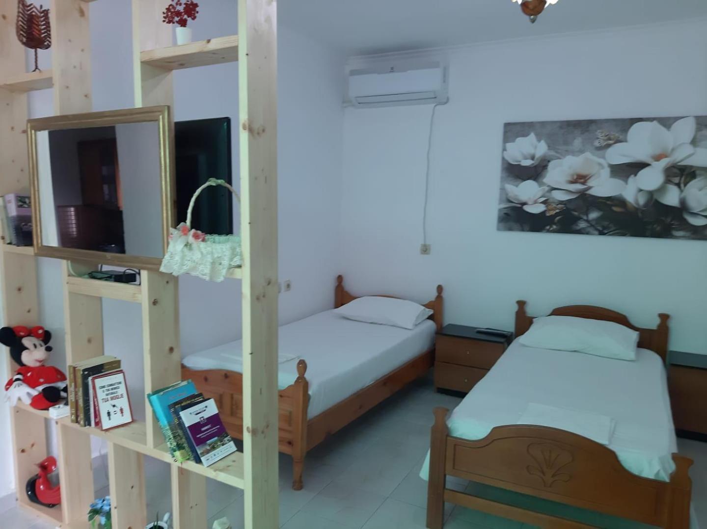 Vrenjo Guesthouse Гирокастра Экстерьер фото